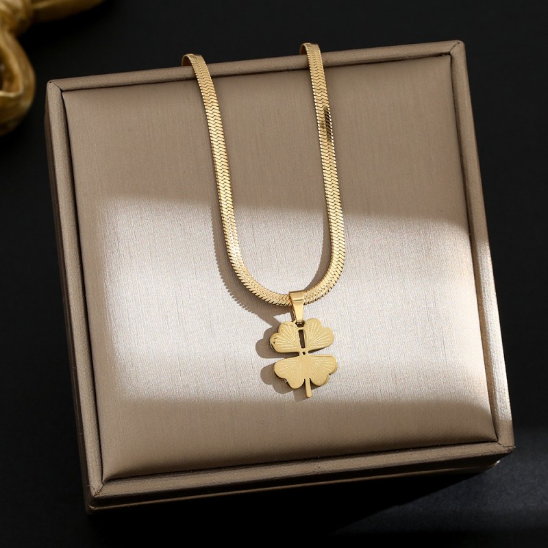 Internet Celebrity Fashion Titanium Steel Necklace For Female Niche, High-End And Durable Collarbone Chain, Light Luxury And Versatile Four Leaf Grass Jewelry