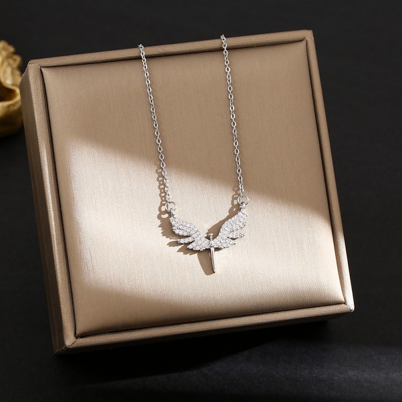 Internet Celebrity Fashion Titanium Steel Necklace For Female Niche, High-End And Durable Collarbone Chain, Light Luxury And Versatile Four Leaf Grass Jewelry