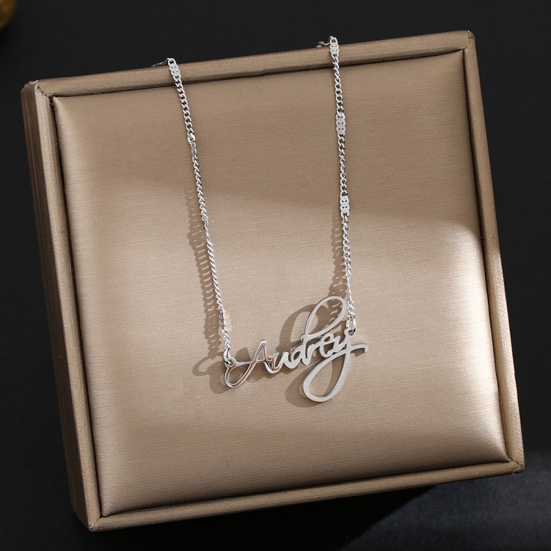 Internet Celebrity Fashion Titanium Steel Necklace For Female Niche, High-End And Durable Collarbone Chain, Light Luxury And Versatile Four Leaf Grass Jewelry