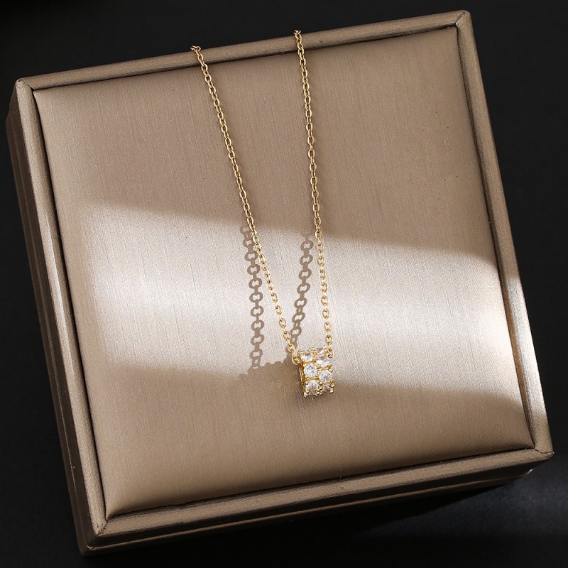 Internet Celebrity Fashion Titanium Steel Necklace For Female Niche, High-End And Durable Collarbone Chain, Light Luxury And Versatile Four Leaf Grass Jewelry