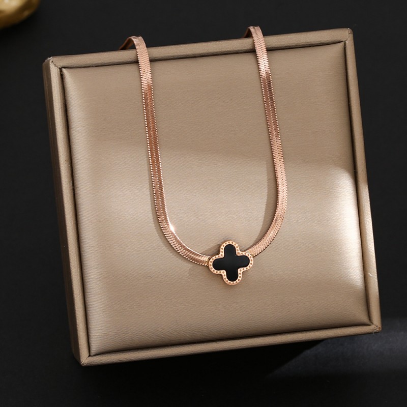 Internet Celebrity Fashion Titanium Steel Necklace For Female Niche, High-End And Durable Collarbone Chain, Light Luxury And Versatile Four Leaf Grass Jewelry