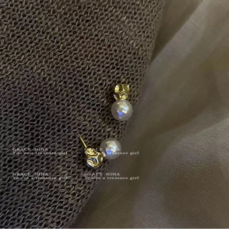 Elegant And Sophisticated Silver Gray Pearl Earrings For Women In Autumn And Winter With A Cool And Luxurious Style. Delicate And Dynamic Trendy Earrings For A Niche Audience