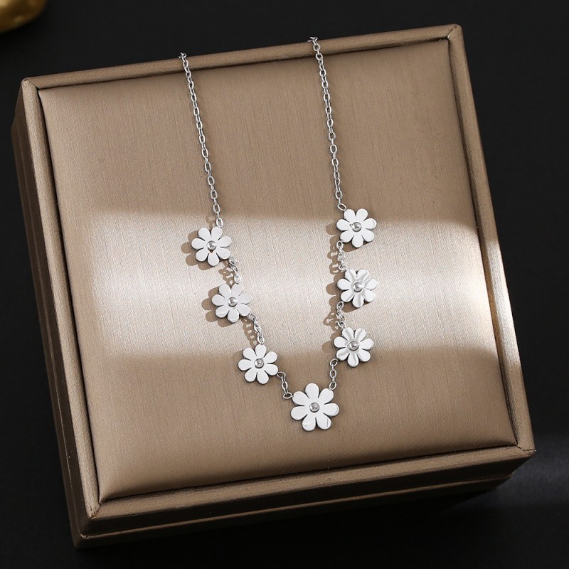 Internet Celebrity Fashion Titanium Steel Necklace For Female Niche, High-End And Durable Collarbone Chain, Light Luxury And Versatile Four Leaf Grass Jewelry