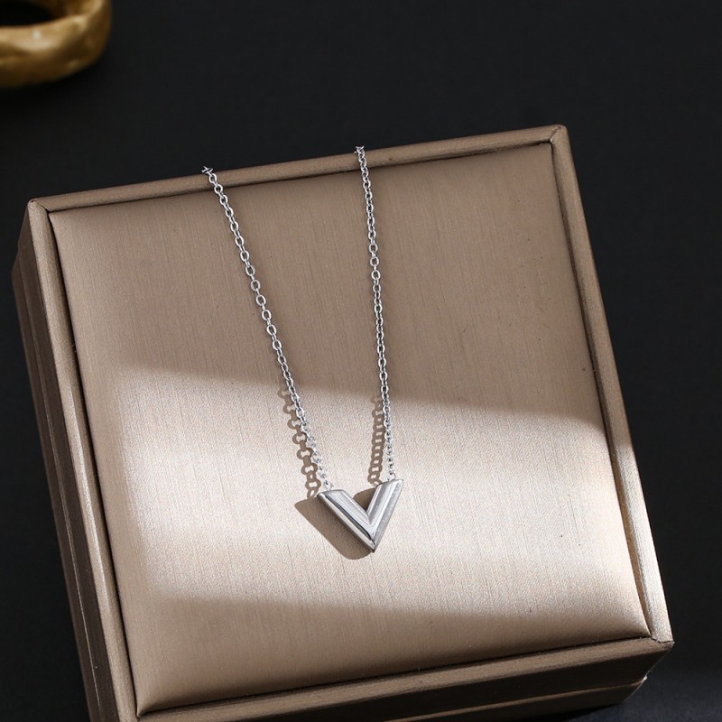 Internet Celebrity Fashion Titanium Steel Necklace For Female Niche, High-End And Durable Collarbone Chain, Light Luxury And Versatile Four Leaf Grass Jewelry