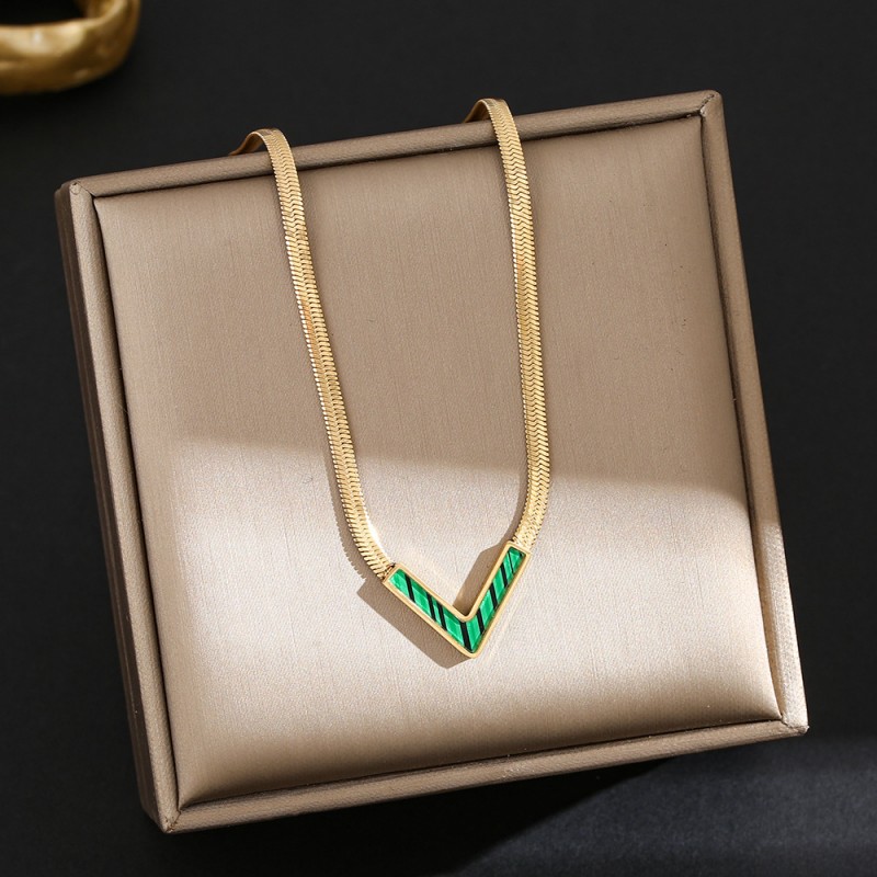 Internet Celebrity Fashion Titanium Steel Necklace For Female Niche, High-End And Durable Collarbone Chain, Light Luxury And Versatile Four Leaf Grass Jewelry