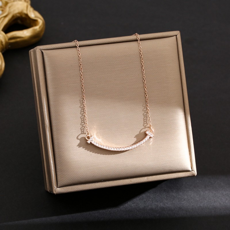 Internet Celebrity Fashion Titanium Steel Necklace For Female Niche, High-End And Durable Collarbone Chain, Light Luxury And Versatile Four Leaf Grass Jewelry