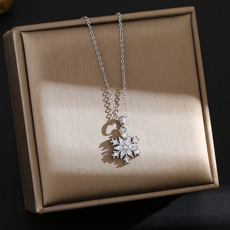 Internet Celebrity Fashion Titanium Steel Necklace For Female Niche, High-End And Durable Collarbone Chain, Light Luxury And Versatile Four Leaf Grass Jewelry