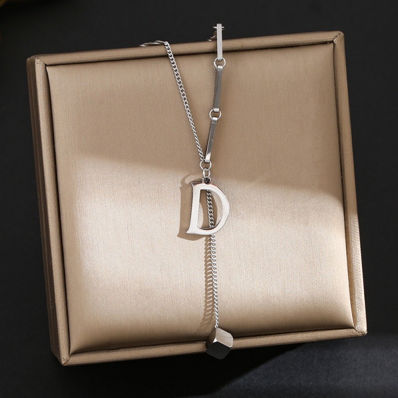 Internet Celebrity Fashion Titanium Steel Necklace For Female Niche, High-End And Durable Collarbone Chain, Light Luxury And Versatile Four Leaf Grass Jewelry