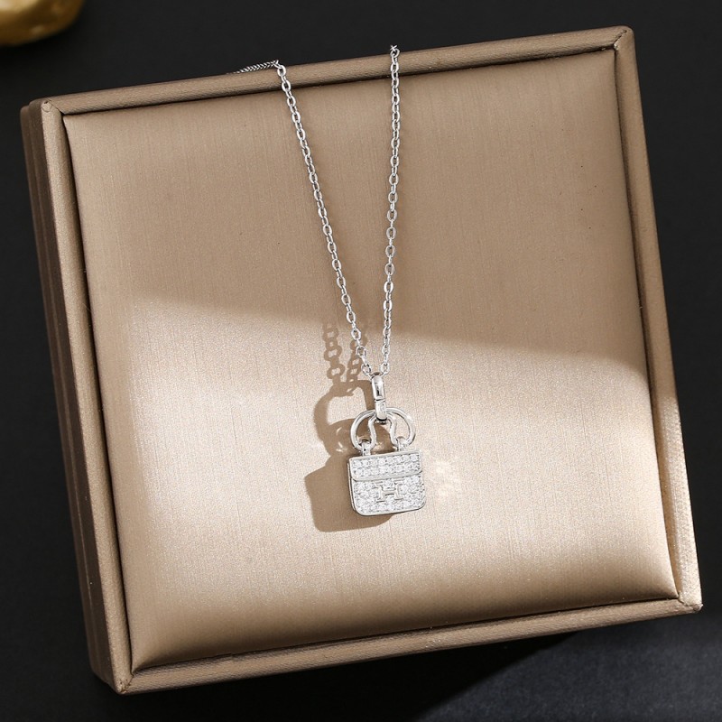 Internet Celebrity Fashion Titanium Steel Necklace For Female Niche, High-End And Durable Collarbone Chain, Light Luxury And Versatile Four Leaf Grass Jewelry