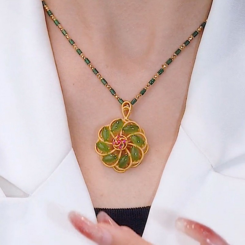 New Lucky Flower Pendant Women's Imitation Of Hotan Jade Apple Green Cat's Eye Inlaid Necklace High Level Design