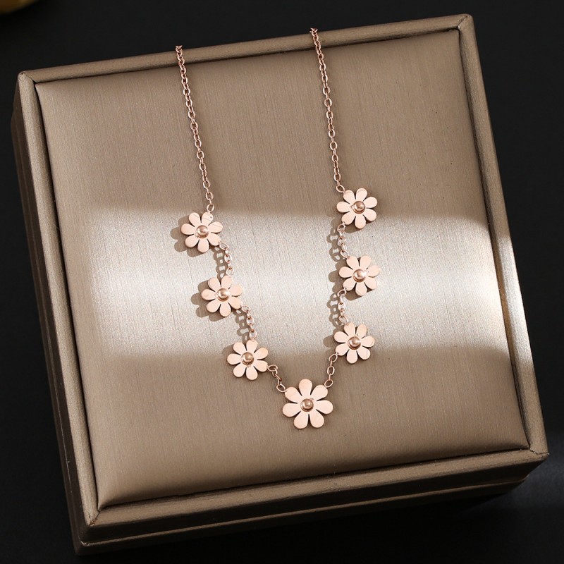 Internet Celebrity Fashion Titanium Steel Necklace For Female Niche, High-End And Durable Collarbone Chain, Light Luxury And Versatile Four Leaf Grass Jewelry