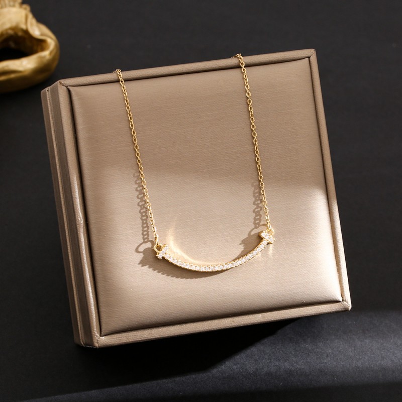 Internet Celebrity Fashion Titanium Steel Necklace For Female Niche, High-End And Durable Collarbone Chain, Light Luxury And Versatile Four Leaf Grass Jewelry