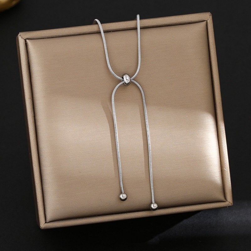 Internet Celebrity Fashion Titanium Steel Necklace For Female Niche, High-End And Durable Collarbone Chain, Light Luxury And Versatile Four Leaf Grass Jewelry