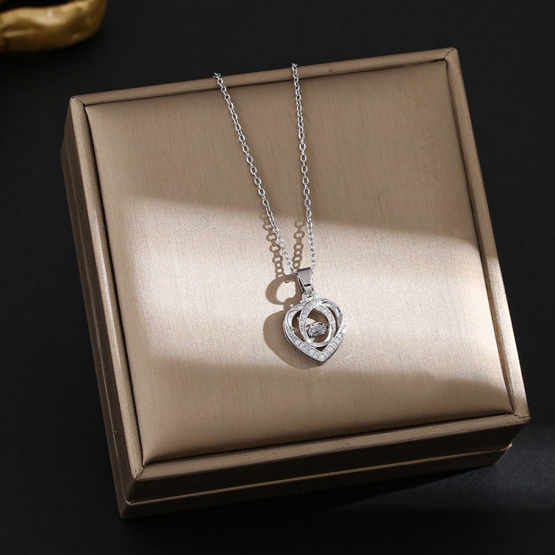 Internet Celebrity Fashion Titanium Steel Necklace For Female Niche, High-End And Durable Collarbone Chain, Light Luxury And Versatile Four Leaf Grass Jewelry