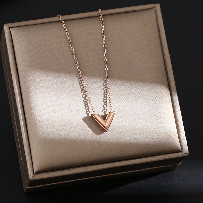 Internet Celebrity Fashion Titanium Steel Necklace For Female Niche, High-End And Durable Collarbone Chain, Light Luxury And Versatile Four Leaf Grass Jewelry