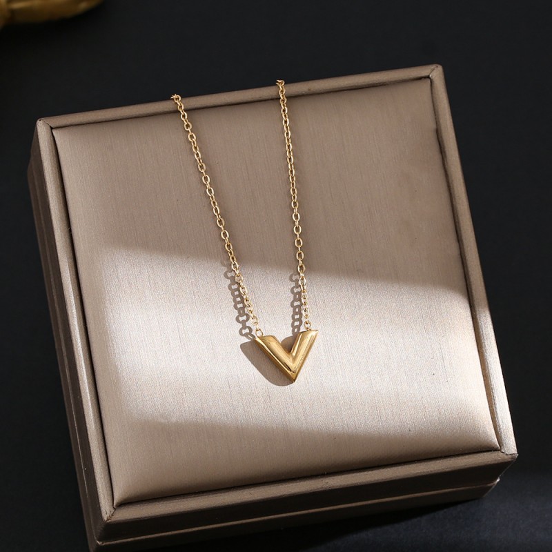 Internet Celebrity Fashion Titanium Steel Necklace For Female Niche, High-End And Durable Collarbone Chain, Light Luxury And Versatile Four Leaf Grass Jewelry