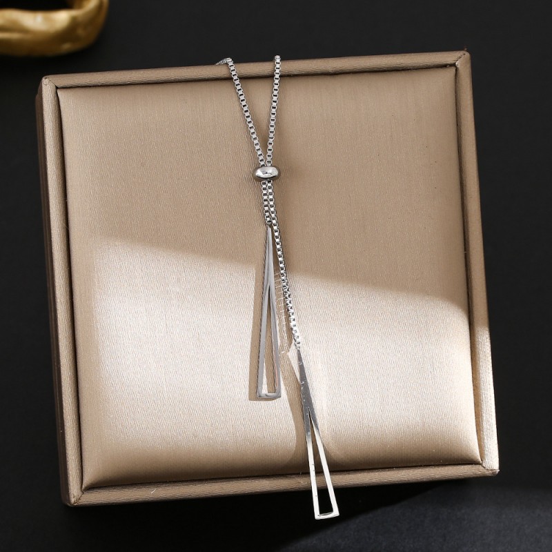 Internet Celebrity Fashion Titanium Steel Necklace For Female Niche, High-End And Durable Collarbone Chain, Light Luxury And Versatile Four Leaf Grass Jewelry