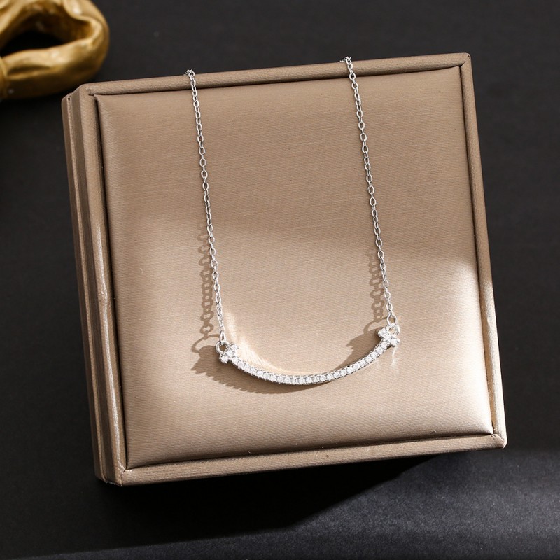 Internet Celebrity Fashion Titanium Steel Necklace For Female Niche, High-End And Durable Collarbone Chain, Light Luxury And Versatile Four Leaf Grass Jewelry