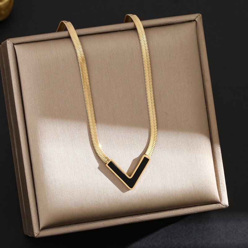 Internet Celebrity Fashion Titanium Steel Necklace For Female Niche, High-End And Durable Collarbone Chain, Light Luxury And Versatile Four Leaf Grass Jewelry